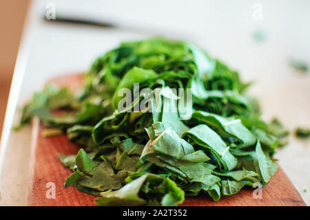 Fresche biologiche sorrel,impianto heap di spinaci sul tavolo in legno per il verde primavera zuppa di verdure e insalate.raw sorrel lascia la vista superiore verde backgrou vegetale Foto Stock