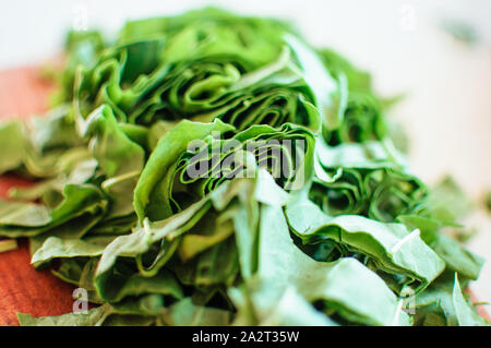 Fresche biologiche sorrel,impianto heap di spinaci sul tavolo in legno per il verde primavera zuppa di verdure e insalate.raw sorrel lascia la vista superiore verde backgrou vegetale Foto Stock