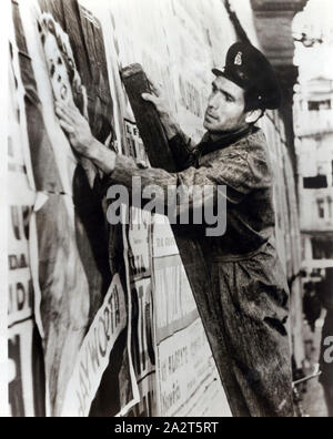 Lamberto Maggiorani, sul set del film italiano, "La bicicletta ladro', aka "Ladri di biciclette", l'Ente Nazionale Industrie cinematografiche, 1948 Foto Stock