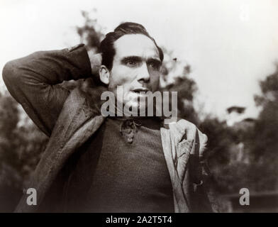 Lamberto Maggiorani, sul set del film italiano, "La bicicletta ladro', aka "Ladri di biciclette", l'Ente Nazionale Industrie cinematografiche, 1948 Foto Stock