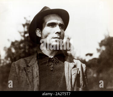 Lamberto Maggiorani, sul set del film italiano, "La bicicletta ladro', aka "Ladri di biciclette", l'Ente Nazionale Industrie cinematografiche, 1948 Foto Stock