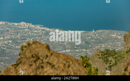 Antenna di vista della costa. La città di Candelaria con la sua famosa basilica della parte orientale di Tenerife nelle isole Canarie in Spagna. Selective lon Foto Stock