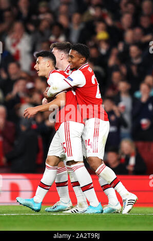 Dell'Arsenal Gabriel Martinelli (sinistra) punteggio celebra il suo lato il secondo obiettivo del gioco con i compagni di squadra durante la UEFA Europa League Gruppo F corrisponde all'Emirates Stadium di Londra. Foto Stock