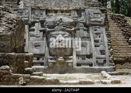 Il tempio e la piramide delle maschere, Lamanai Riserva archeologica, Orange Walk, Belize, America centrale. Foto Stock