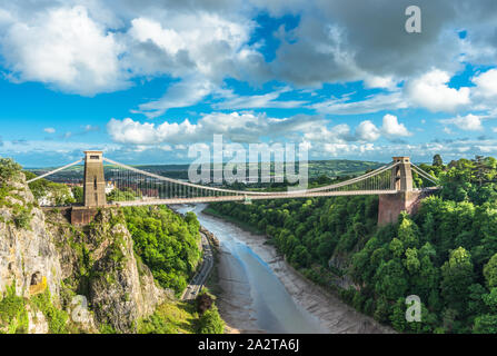 Il ponte sospeso di Clifton che copre la Avon Gorge con il fiume Avon sotto, Bristol, Inghilterra. Regno Unito. Foto Stock