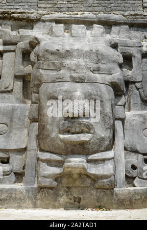 Il tempio e la piramide delle maschere, Lamanai Riserva archeologica, Orange Walk, Belize, America centrale. Foto Stock