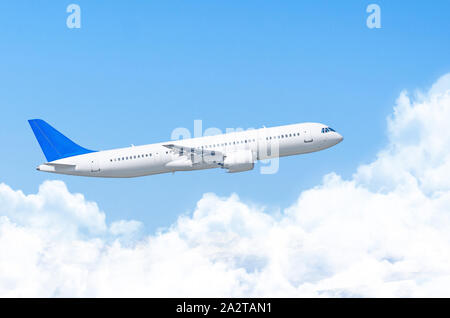 Vista laterale di un aeroplano che vola sopra le nuvole in alto nel cielo Foto Stock