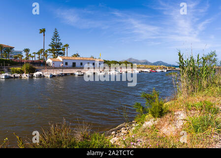 Mallorca, Spagna - 11 Maggio 2019: il canale Suriana vicino a Playa de Muro spiaggia di Alcudia. Isola di Maiorca. Spagna Foto Stock