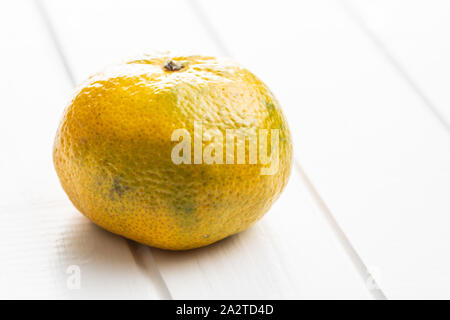Freschi mandarini giallo sul tavolo bianco. Foto Stock