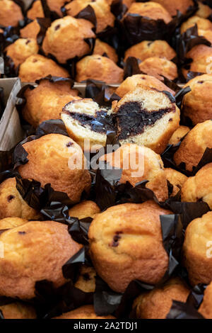 Dettaglio di un dessert fatti a mano. Cioccolata ripiena tortina. Spagna Foto Stock