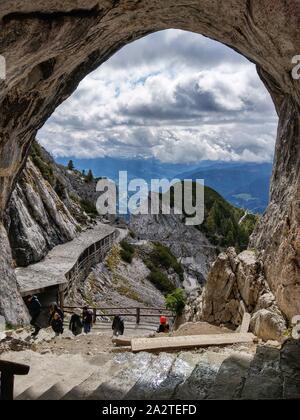 Werfen, Salisburgo, Austria. 3° Ott, 2019. Una vista del percorso a piedi dalla cittadina austriaca di Werfen dall ingresso del Eishoehlenwelt (la grotta di ghiaccio di Mondo) che è secondo come riferito ha la più grande grotta di ghiaccio del mondo. I visitatori possono scegliere di escursione fino oltre il profilo del terreno che è spesso tecniche, o prendere la gondola. Credito: Sachelle Babbar/ZUMA filo/Alamy Live News Foto Stock