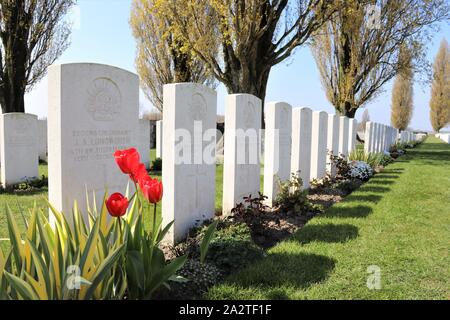 Tyne Cot prime pietre di guerra pietre di cimitero si incrociano vicino Ypres / Fiandre dell'Ieper Foto Stock