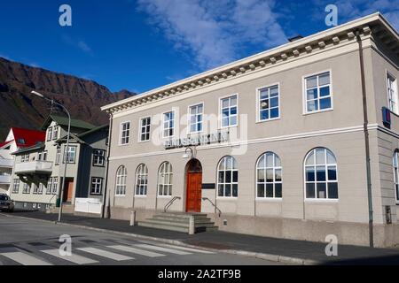 Isafjordur, Islanda - 26 Settembre 2019: Landsbankinn edificio. Foto Stock