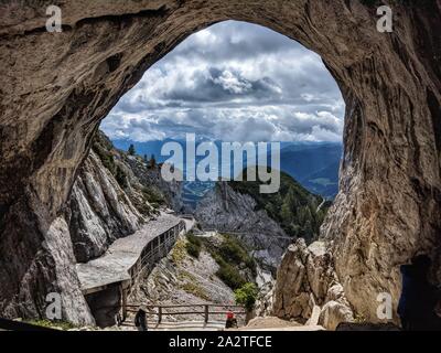 Werfen, Salisburgo, Austria. 3° Ott, 2019. Una vista del percorso a piedi dalla cittadina austriaca di Werfen dall ingresso del Eishoehlenwelt (la grotta di ghiaccio di Mondo) che è secondo come riferito ha la più grande grotta di ghiaccio del mondo. I visitatori possono scegliere di escursione fino oltre il profilo del terreno che è spesso tecniche, o prendere la gondola. Credito: Sachelle Babbar/ZUMA filo/Alamy Live News Foto Stock