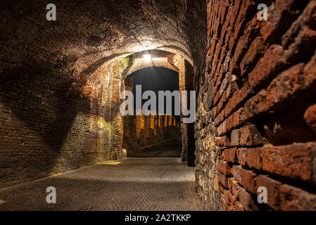 Passaggio medievale al vecchio Castelvecchio ponte sopra il fiume Adige di notte, Verona Italia Foto Stock