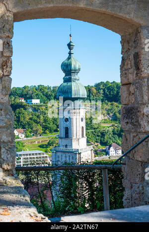 Vista sulla Torre di una chiesa dal Castello Burghausen, Germania Foto Stock