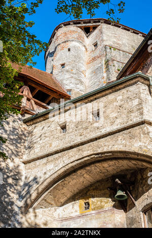 Porta medioevale a Burghausen, Germania, il castello più lunga del mondo Foto Stock