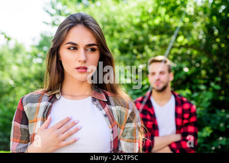 Se una donna si sa come lei come farà a reagire. La caduta nell'amore. Sentimenti puri. Data romantico concetto. Bella gente. L'uomo hipster Falling in Love Pretty girl. Riunione informale. Amore dal primo sguardo. Foto Stock