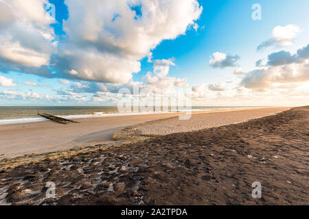 La spiaggia vicino al villaggio olandese e Westkapelle Domburg su una calda mattina d'estate. Foto Stock