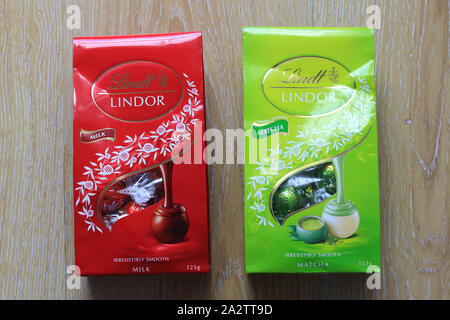 Close up Lindt Lindor latte caseario e Matcha sapore cioccolatini Foto Stock
