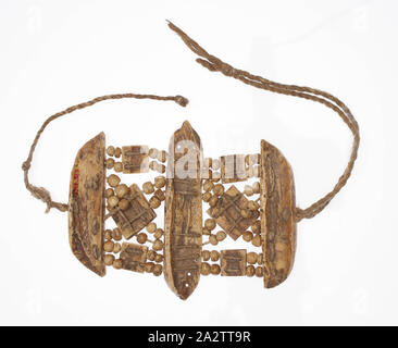 Cerimoniale buddista bracciale, 1800s, ossa, cotone, 4-1/2 x 5-1/2 in., nepalesi e bhutanesi, Arte Asiatica Foto Stock