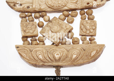 Cerimoniale buddista bracciale, 1800s, ossa, cotone, 4-1/2 x 5-1/2 in., nepalesi e bhutanesi, Arte Asiatica Foto Stock