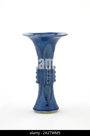 Ku vase, dinastia Qing, dinastia Qing, 1800-1899, smalto blu su porcellana, 5-1/2 x 3-1/4 x 3-1/4 in., Arte Asiatica Foto Stock