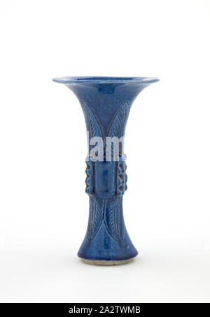 Ku vase, dinastia Qing, dinastia Qing, 1800-1899, smalto blu su porcellana, 5-1/2 x 3-1/4 x 3-1/4 in., Arte Asiatica Foto Stock