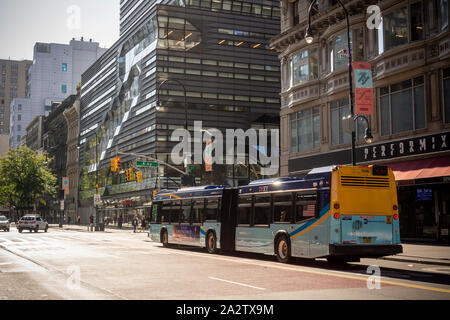 La mattina presto il traffico su 14th Street a New York sabato 28 settembre, 2019. A causa del treno l arresto della città vieterà le auto private attraverso il traffico tra la terza e la Nona Avenue sulla strada transitabile. Gli autobus avrà la priorità come essi shuttle pendolari che normalmente sarebbe prendere il treno L. Il divieto avrà inizio il 3 Ottobre dopo che un giudice ha dichiarato che esso possa entrare in vigore. (© Richard B. Levine) Foto Stock