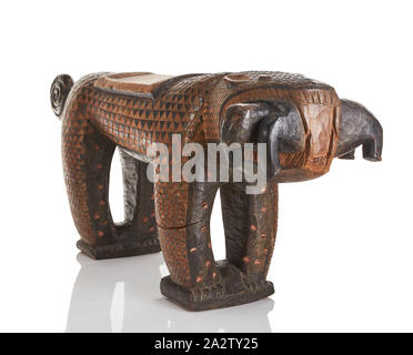 Sgabello in forma di leopard, Baule persone, xx secolo, legno, pigmento, 18-1/2 x 14-3/4 x 12 in., Arte Africana Foto Stock