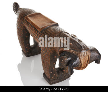 Sgabello in forma di leopard, Baule persone, xx secolo, legno, pigmento, 18-1/2 x 14-3/4 x 12 in., Arte Africana Foto Stock