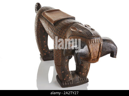 Sgabello in forma di leopard, Baule persone, xx secolo, legno, pigmento, 18-1/2 x 14-3/4 x 12 in., Arte Africana Foto Stock