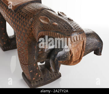 Sgabello in forma di leopard, Baule persone, xx secolo, legno, pigmento, 18-1/2 x 14-3/4 x 12 in., Arte Africana Foto Stock