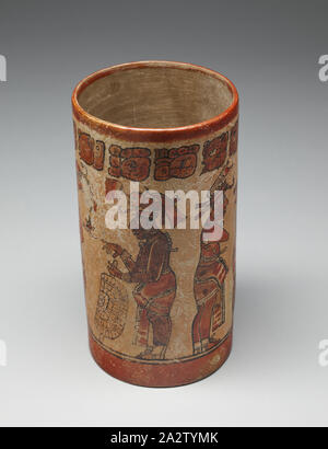 Vaso di cacao, la cultura Maya, 600-900, terrecotte figurate, 10 x 5-1/4 (diam.)., glifi Maya in alto., Arts nativo delle Americhe Foto Stock