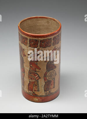 Vaso di cacao, la cultura Maya, 600-900, terrecotte figurate, 10 x 5-1/4 (diam.)., glifi Maya in alto., Arts nativo delle Americhe Foto Stock