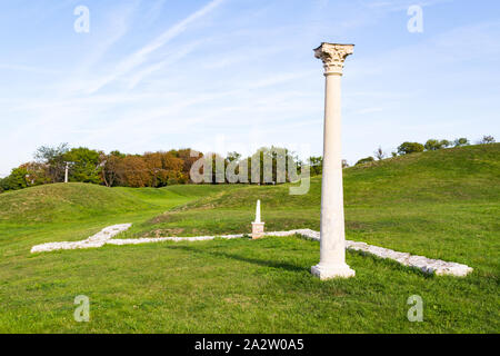 Rimane rovine di Nemesis santuario del tempio e romana antica colonne corinzie con anfiteatro dietro, 2a-4secolo, Becsi-domb, Sopron, Ungheria Foto Stock