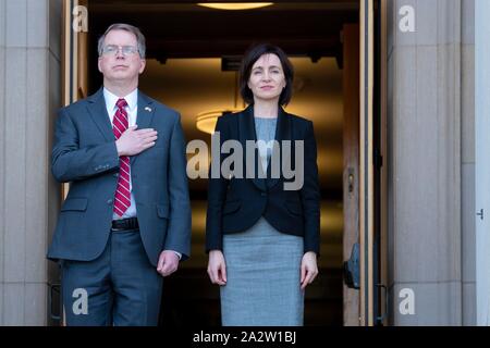 Stati Uniti Il vice Segretario della Difesa David L. Norquist, sinistra, si erge con moldavi Primo Ministro Maia Cosmin durante una cerimonia di arrivo al Pentagono Settembre 18, 2019 in Arlington, Virginia. Foto Stock