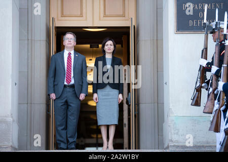 Stati Uniti Il vice Segretario della Difesa David L. Norquist, sinistra, si erge con moldavi Primo Ministro Maia Cosmin durante una cerimonia di arrivo al Pentagono Settembre 18, 2019 in Arlington, Virginia. Foto Stock