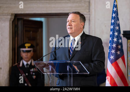 Stati Uniti Il segretario di Stato Mike Pompeo offre commento durante una conferenza stampa congiunta la disponibilità con il Ministro degli Esteri italiano Luigi Di Maio a Villa Madama il 2 ottobre 2019 a Roma, Italia. Foto Stock