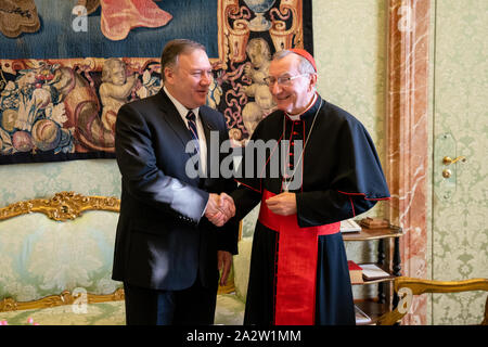 Stati Uniti Il segretario di Stato Mike Pompeo, sinistra, nel corso di un incontro bilaterale con il Segretario di Stato vaticano Cardinal Pietro Parolin Ottobre 2, 2019 nella Città del Vaticano. Foto Stock