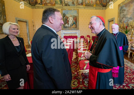 Stati Uniti Il segretario di Stato Mike Pompeo, centro e U.S. Ambasciatore presso la Santa Sede Callista Gingrich, sinistra, incontro con il Segretario di Stato vaticano Cardinal Pietro Parolin e il Segretario per i Rapporti con gli Stati, Arcivescovo Paul Gallagher, destra, 2 ottobre, 2019 nella Città del Vaticano. Foto Stock