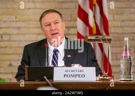 Stati Uniti Il segretario di Stato Mike Pompeo offre commento al Simposio sul lavoro con le organizzazioni Faith-Based Ottobre 2, 2019 nella Città del Vaticano. Foto Stock