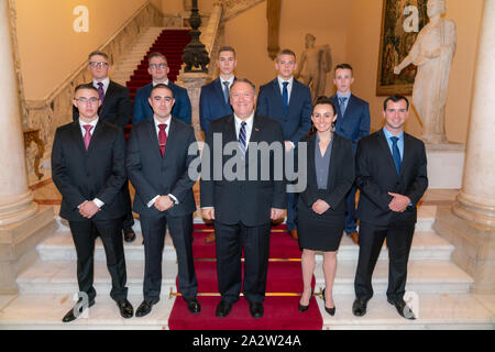 Stati Uniti Il segretario di Stato Mike Pompeo, centro si distingue per una foto di gruppo con Tri-Mission stagisti presso l'edificio Sembler Atrium, Ambasciata degli Stati Uniti il 2 ottobre 2019 a Roma, Italia. Foto Stock