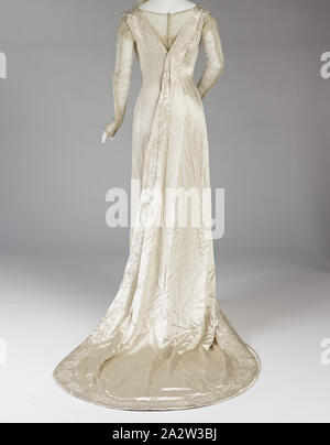 Abito da sposa, il collare, velo e corrispondenza di calze, 1909, seta, 1) abito: 92 x 31 in. 2) Velo: 69 x 33 in. 3) collare: 12-8-1/2 in. 4A-B) Calze: 33 x 3-1/2 in. (Ciascuno), tessile e della moda arte Foto Stock