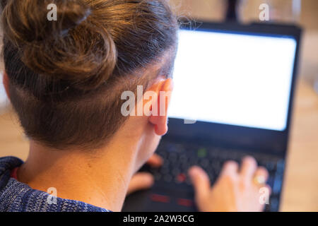 L uomo è al lavoro sul suo portatile in un cafe Foto Stock