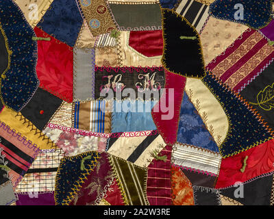 Crazy quilt, sconosciuto, circa 1885, seta, velluto, filati di lana, perforato, ricamati, e dipinto, 81-3/4 x 63 in., ricamati, lato anteriore, leggermente al di sopra del centro: H. M, American, tessile e della moda arte Foto Stock