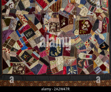 Crazy quilt, sconosciuto, circa 1885, seta, velluto, nastri, tessuto sintetico, perforato e ricamati, 85-1/2 x 81-3/4 in., American, tessile e della moda arte Foto Stock