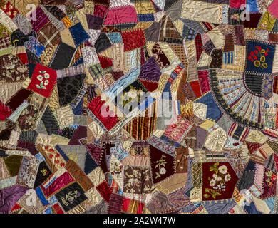 Crazy quilt, sconosciuto, circa 1885, seta, velluto, nastri, tessuto sintetico, perforato e ricamati, 85-1/2 x 81-3/4 in., American, tessile e della moda arte Foto Stock