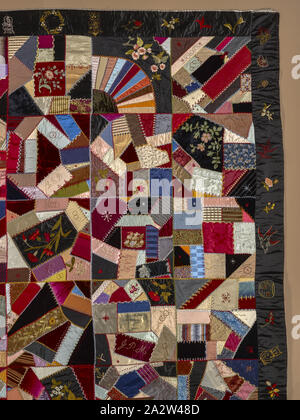 Crazy quilt top, sconosciuto, circa 1890, seta e velluto, perforato, ricamati, e dipinto, 69-1/2 x 70-1/4 in., cucito sul lato anteriore della seconda colonna da sinistra, seconda piazza in basso: M.E.M. Cucita, lato anteriore, terza colonna da sinistra, seconda piazza in basso: L.E.D cucita, lato anteriore, terza colonna da sinistra, la terza piazza in giù, capovolto: A.B.H. Cucita, lato anteriore, quarta colonna da sinistra, la terza piazza in basso: E.A.D cucita, lato anteriore, quarta colonna da sinistra, quarta piazza in basso: J.P.M., American, tessile e della moda arte Foto Stock