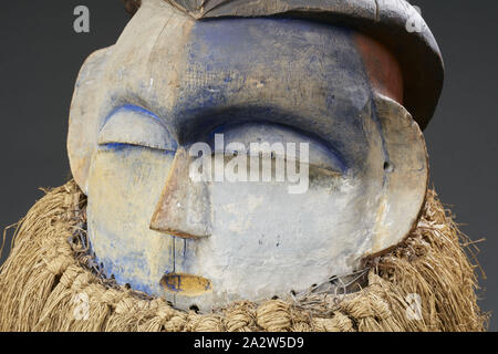 Casco maschera, Kwese, prima metà del XX secolo, legno, pigmento, fibra, 15-3/4 x 18-1/2 x 16 in., Arte Africana Foto Stock